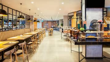 供應午餐、晚餐;本地及多國菜;池景