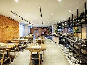 Déjeuner et dîner servis sur place, vue sur la piscine