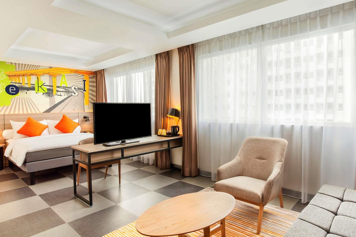 Deluxe Room, 1 Queen Bed | In-room safe, desk, soundproofing, iron/ironing board