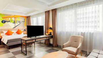 Kamar Deluks, 1 Tempat Tidur Queen | Brankas, meja kerja, kedap suara, dan setrika/meja setrika