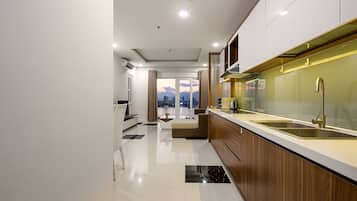 Apartment, 2 Bedrooms | Private kitchenette | Fridge, microwave, electric kettle, cookware/dishes/utensils