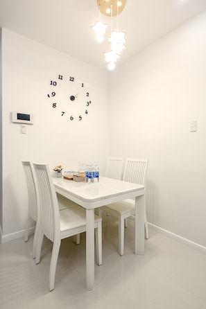 Appartement, 2 slaapkamers | Dineren op de kamer