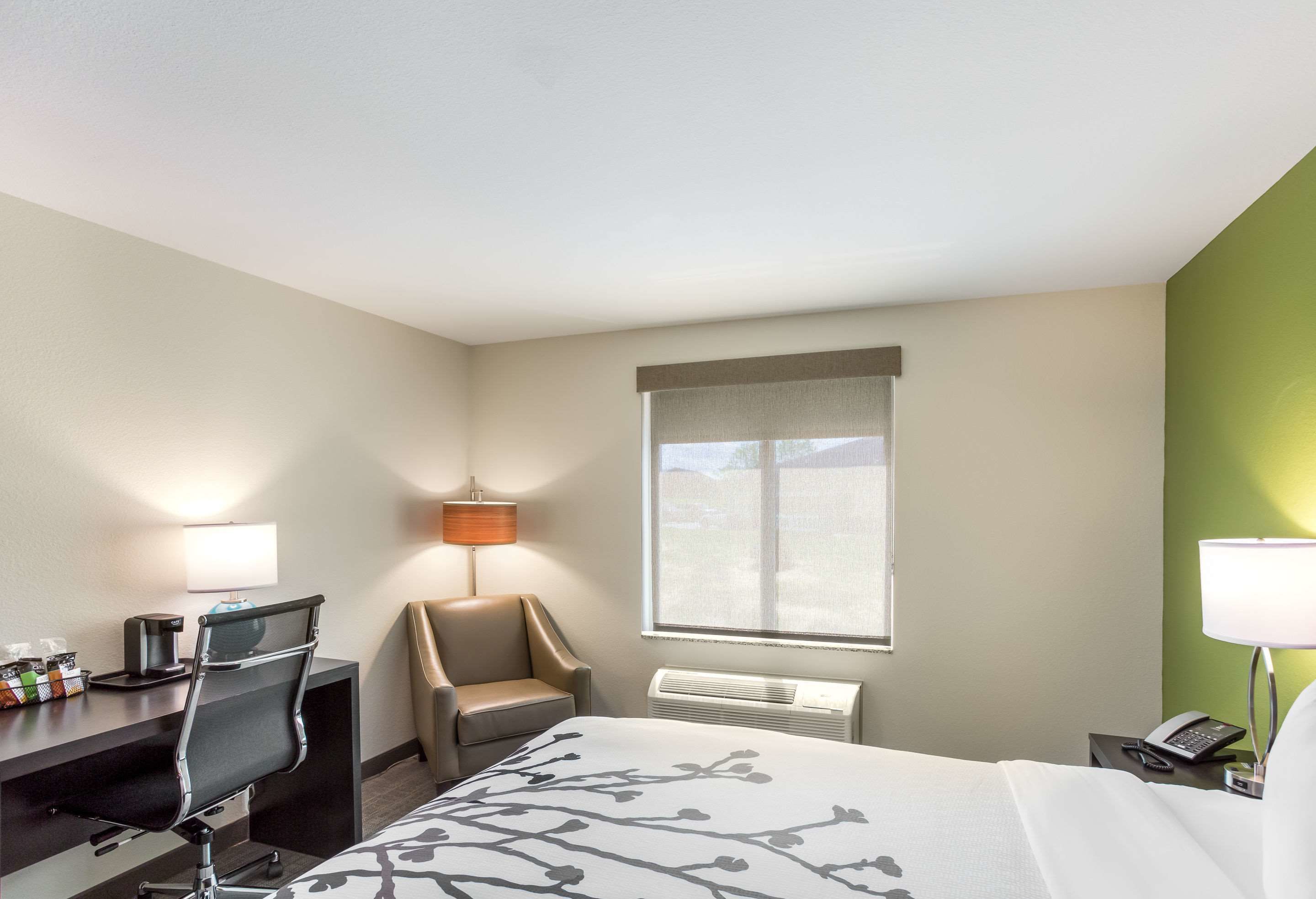 standard room, 1 king bed, non smoking | desk, laptop workspace, blackout curtains, soundproofing