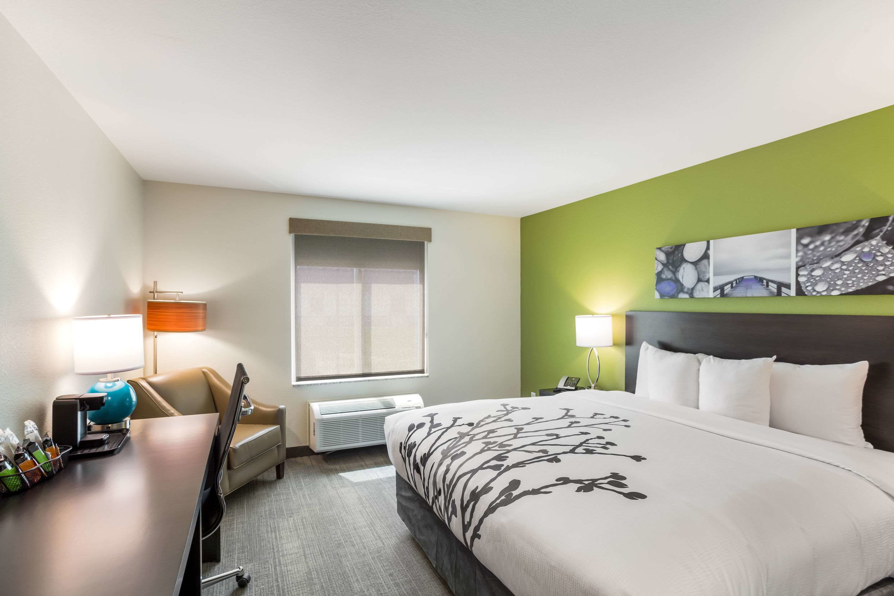 standard room, 1 king bed, non smoking | desk, laptop workspace, blackout curtains, soundproofing