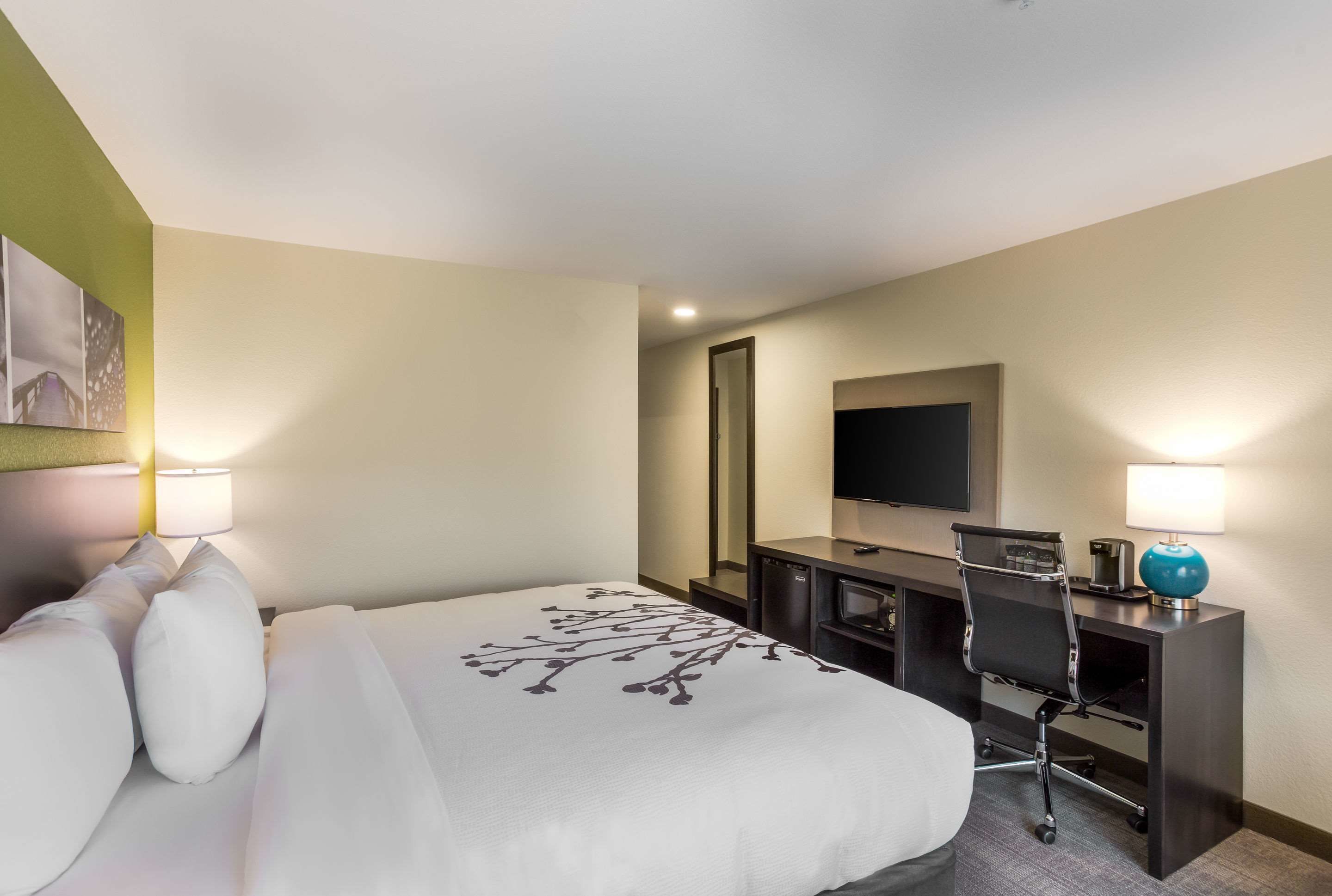 standard room, 1 king bed, non smoking | desk, laptop workspace, blackout curtains, soundproofing