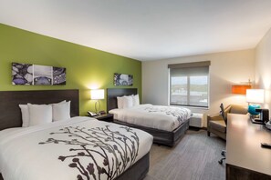 Escritorio, espacio para trabajar con un portátil, cortinas opacas