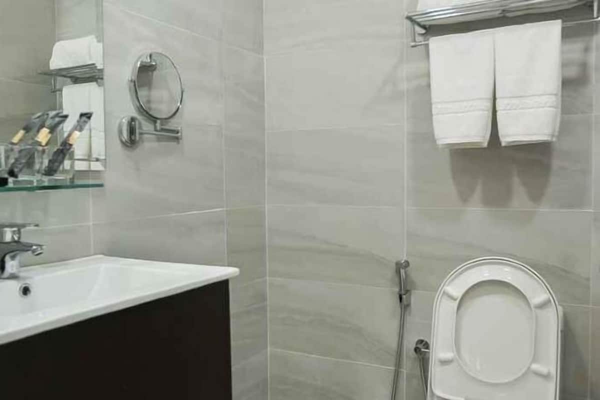 Badkamer | Een douche, een regendouche, gratis toiletartikelen, een haardroger