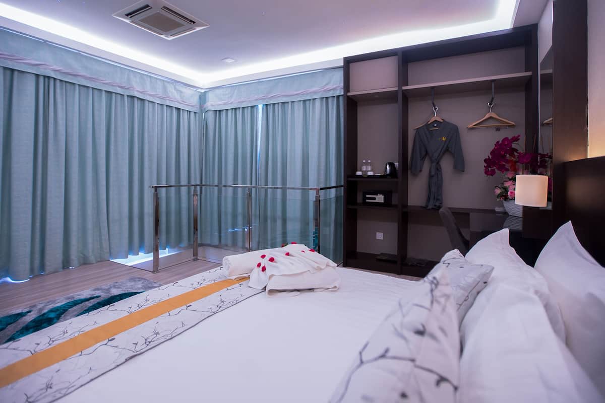 executive penthouse, 1 king bed, non smoking | desk, iron/ironing board, rollaway beds, free wifi