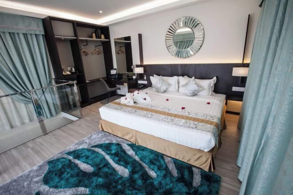 Een bureau, een strijkplank/strijkijzer, extra bedden, gratis wifi