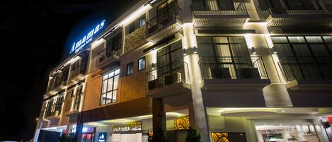 Depan hartanah - siang/malam