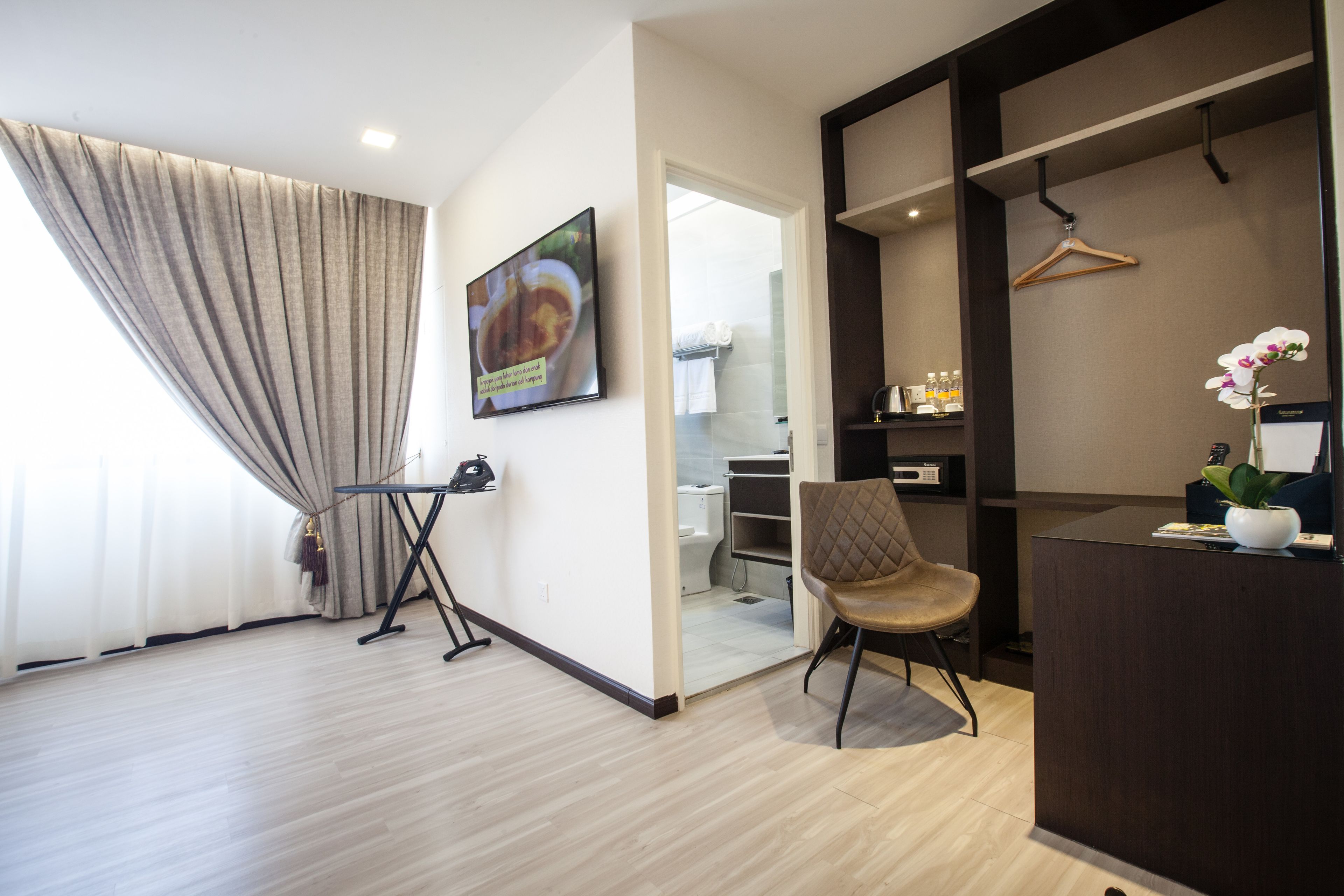 Family Room, Multiple Beds, Non Smoking | Bathroom | Shower, rainfall showerhead, free toiletries, hair dryer