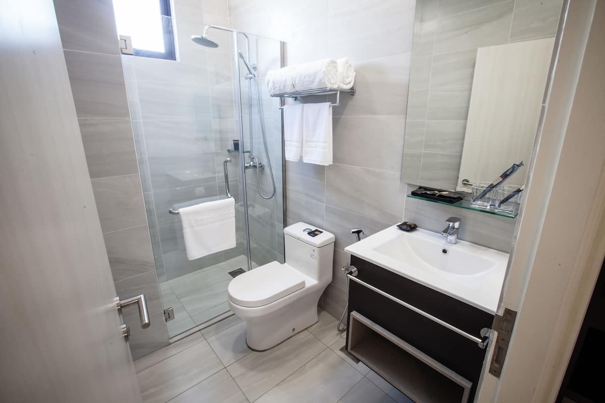 family room, multiple beds, non smoking | bathroom | shower, rainfall showerhead, free toiletries, hair dryer