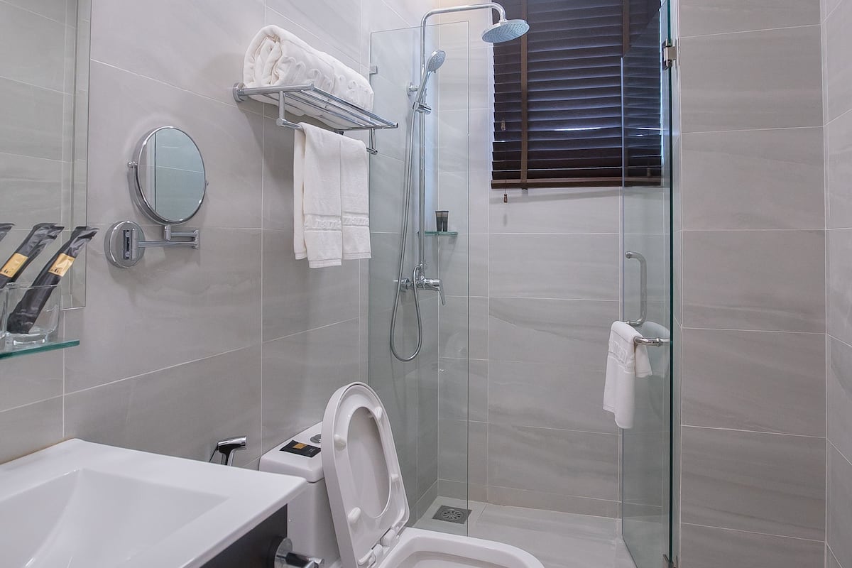 shower, rainfall showerhead, free toiletries, hair dryer