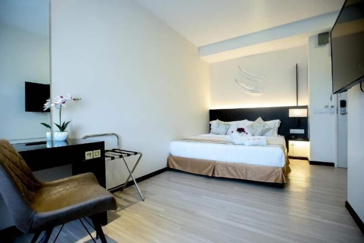Een bureau, een strijkplank/strijkijzer, extra bedden, gratis wifi