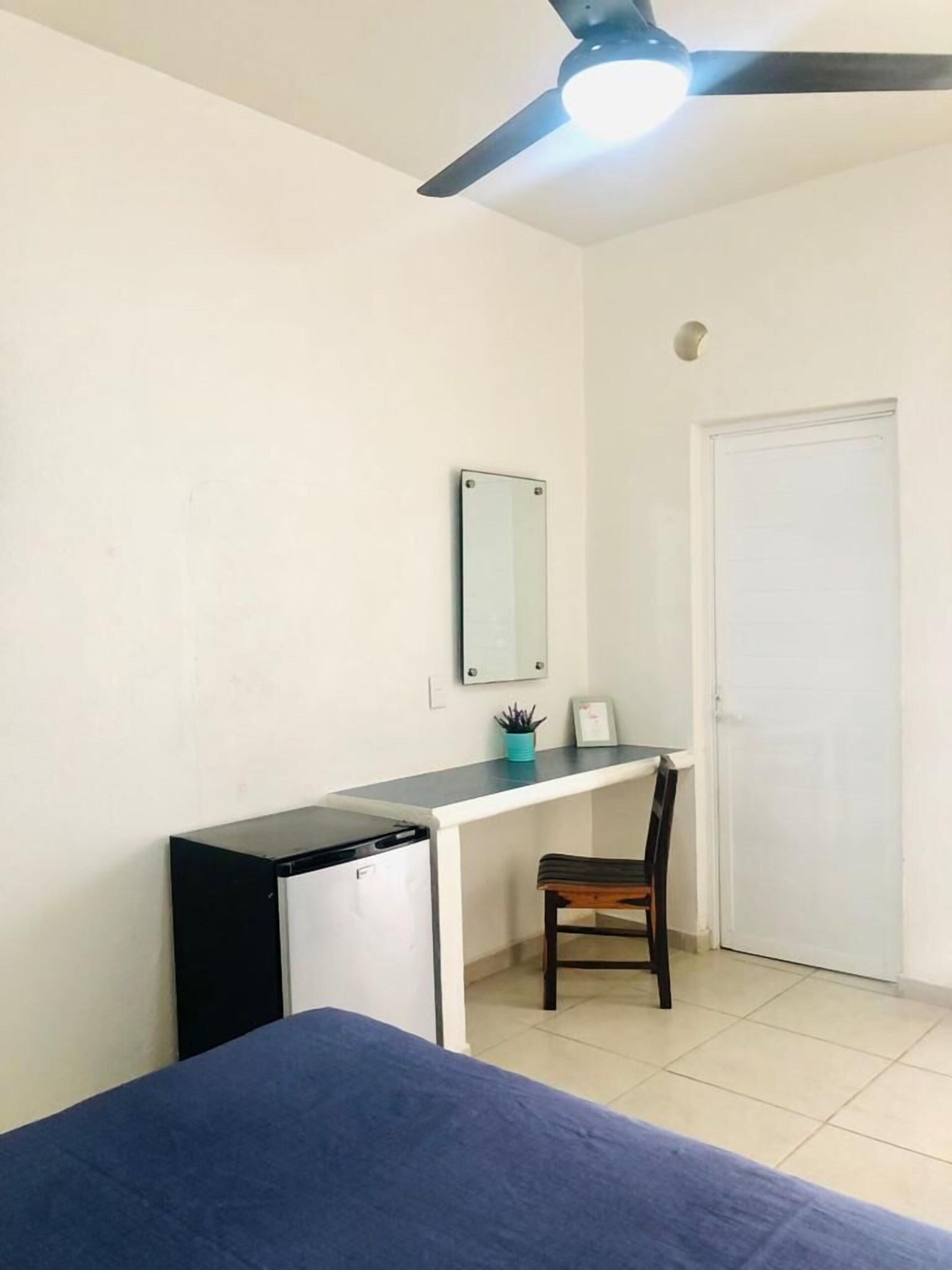 Minibar, cortinas blackout y tabla de planchar con plancha 