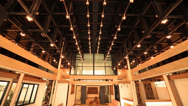 A spacious interior with a high ceiling, exposed beams, and a central open area with seating. - Anika Boutique Hotel (Chiang Mai)