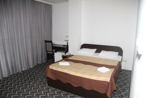 ห้องเบสิกดับเบิล, เตียงคิงไซส์ 1 เตียง, ปลอดบุหรี่ | 1 ห้องนอน, ผ้าม่านกันแสง, Wi-Fi ฟรี, ผ้าปูที่นอน