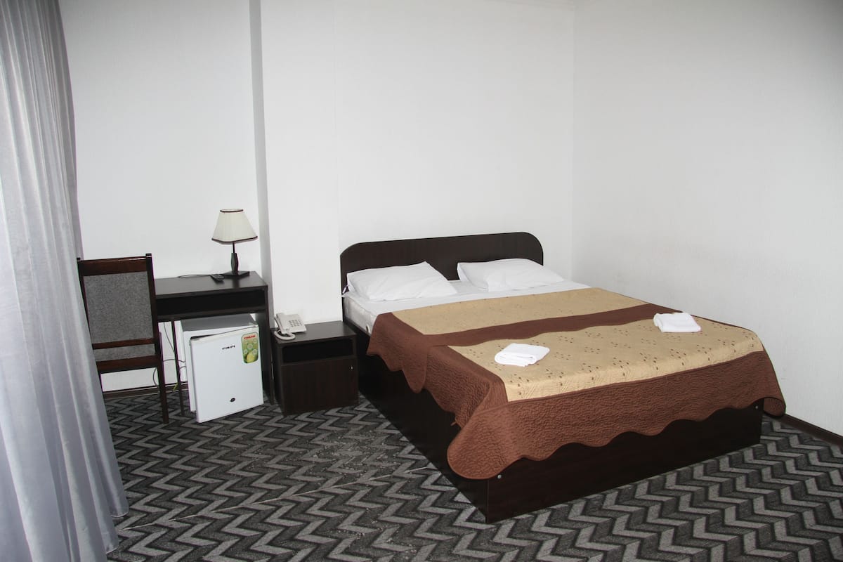 Basic Double Room, 1 King Bed, Non Smoking | 1 bedroom, blackout drapes, WiFi (free), bed sheets