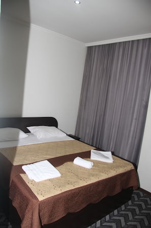 Basic-Doppelzimmer, 1 King-Bett, Nichtraucher | 1 Schlafzimmer, Verdunkelungsvorhänge, kostenloses WLAN, Bettwäsche