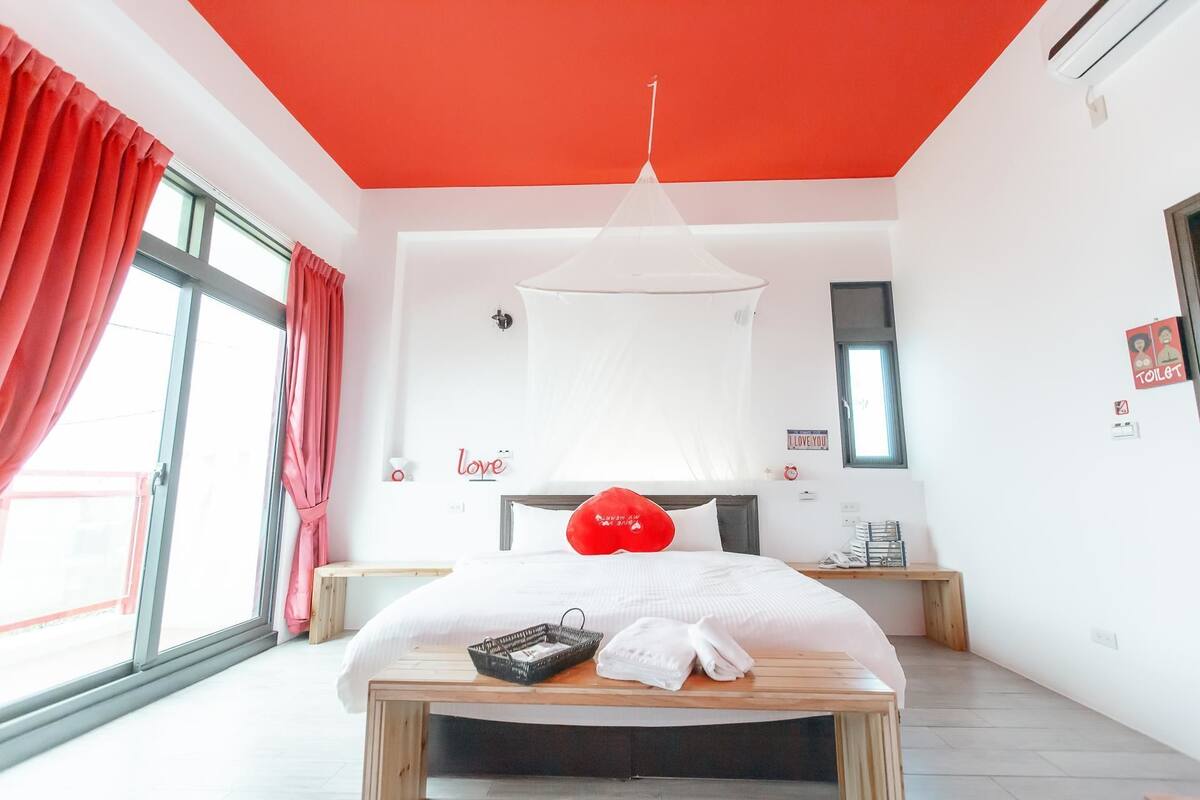 Individually decorated, individually furnished, desk, soundproofing