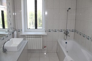 Comfort Triple Room | Bathroom | Free toiletries, hair dryer, bathrobes, slippers