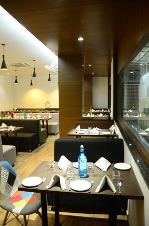 Restaurant - Vintage Hotel (Vadodara)
