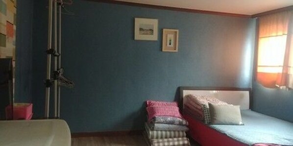 Family Room | Desk, free WiFi