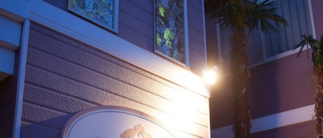 Fachada da propriedade à noite