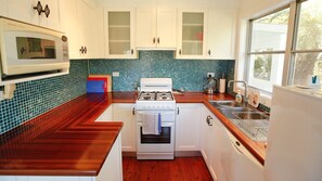 Fridge, microwave, oven, stovetop - Lakehouse Akolele - Flower Circuit 19 (AKOLELE)