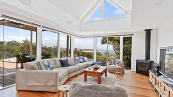 Televisor intel·ligent, futbolí, taula de tennis de taula i oficines