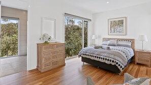 4 bedrooms, desk, iron/ironing board, free WiFi