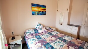 2 habitaciones y tabla de planchar con plancha 