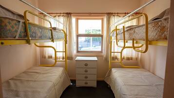 2 chambres, fer et planche Ă  repasser