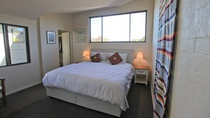 3 bedrooms, iron/ironing board, WiFi - Moorehen Cove -  3/15 Wallaga Lake Road- Spacious, (BERMAGUI)