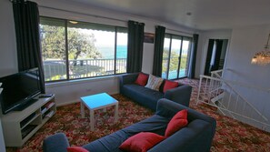 Smart TV, table football - Gull cottage - 7 Pacific Drive- Ocean views. Walk t (BERMAGUI)