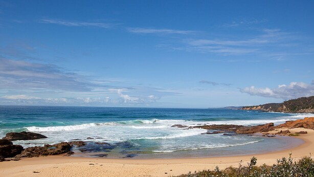 A beach with rocky outcrops and a clear view of the ocean. - Gull Cottage - Pacific Drive 7 (BERMAGUI)