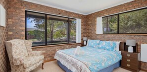 3 bedrooms, iron/ironing board, bed sheets