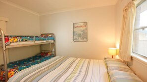 3 chambres, fer et planche à repasser