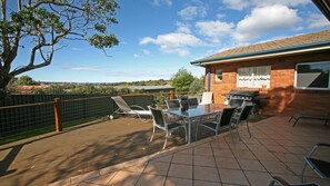 Outdoor dining - Llorene -  140 Murrah Street- Great for families , fishing groups, pet friendly (BERMAGUI)