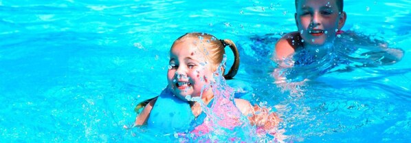 Une piscine à l’eau d’un bleu cristallin.