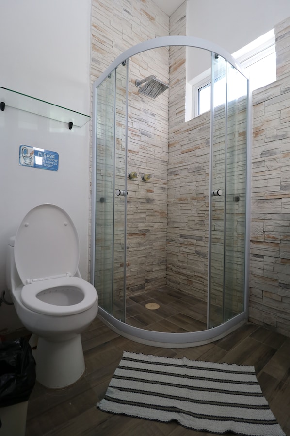 Dusche, Haartrockner, HandtĂŒcher, Seife