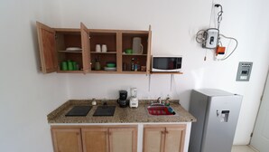 Kaffetrakter/tekoker, kjøleskap, mikrobølgeovn og ovn