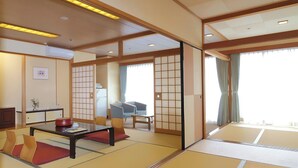 A traditional Japanese-style room with tatami flooring, a low table, and sliding doors. - Hotel New Sunpia Tsuruga (Tsuruga)