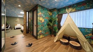 A room with a mural, a teepee, and a bed. - Hotel New Sunpia Tsuruga (Tsuruga)