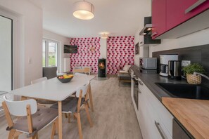Fridge, microwave, oven, stovetop - Modern vacation apartment in Heringsdorf with garden - close to the beach and family-friendly (Seebad Heringsdorf)