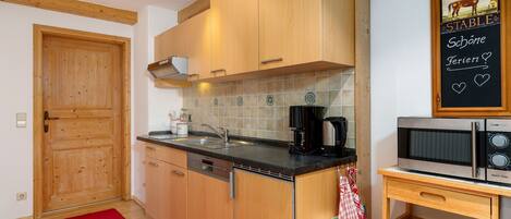 Fridge, microwave, stovetop, dishwasher