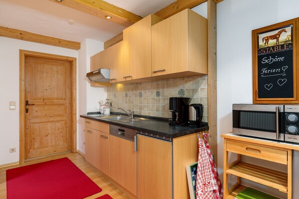 Kühlschrank, Mikrowelle, Herdplatte, Geschirrspüler