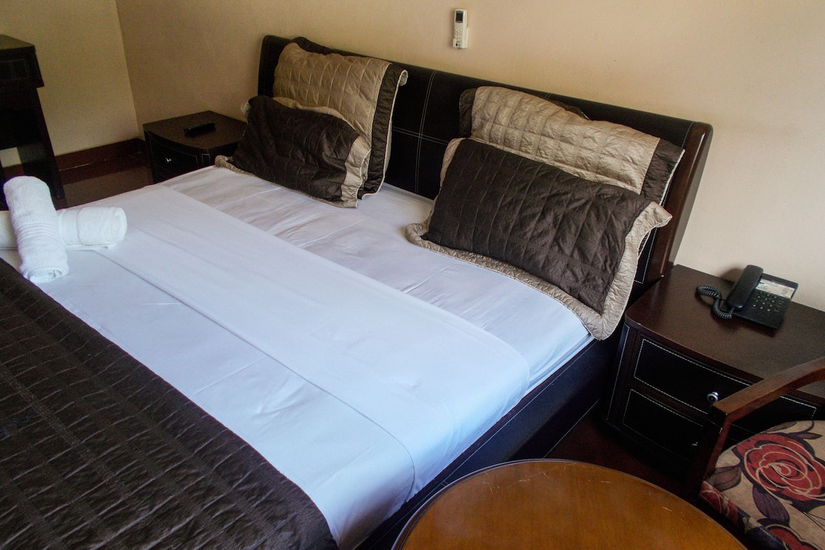 Executive Double Room, 1 Double Bed, Non Smoking, Garden View | Premium bedding, individually decorated, individually furnished, desk