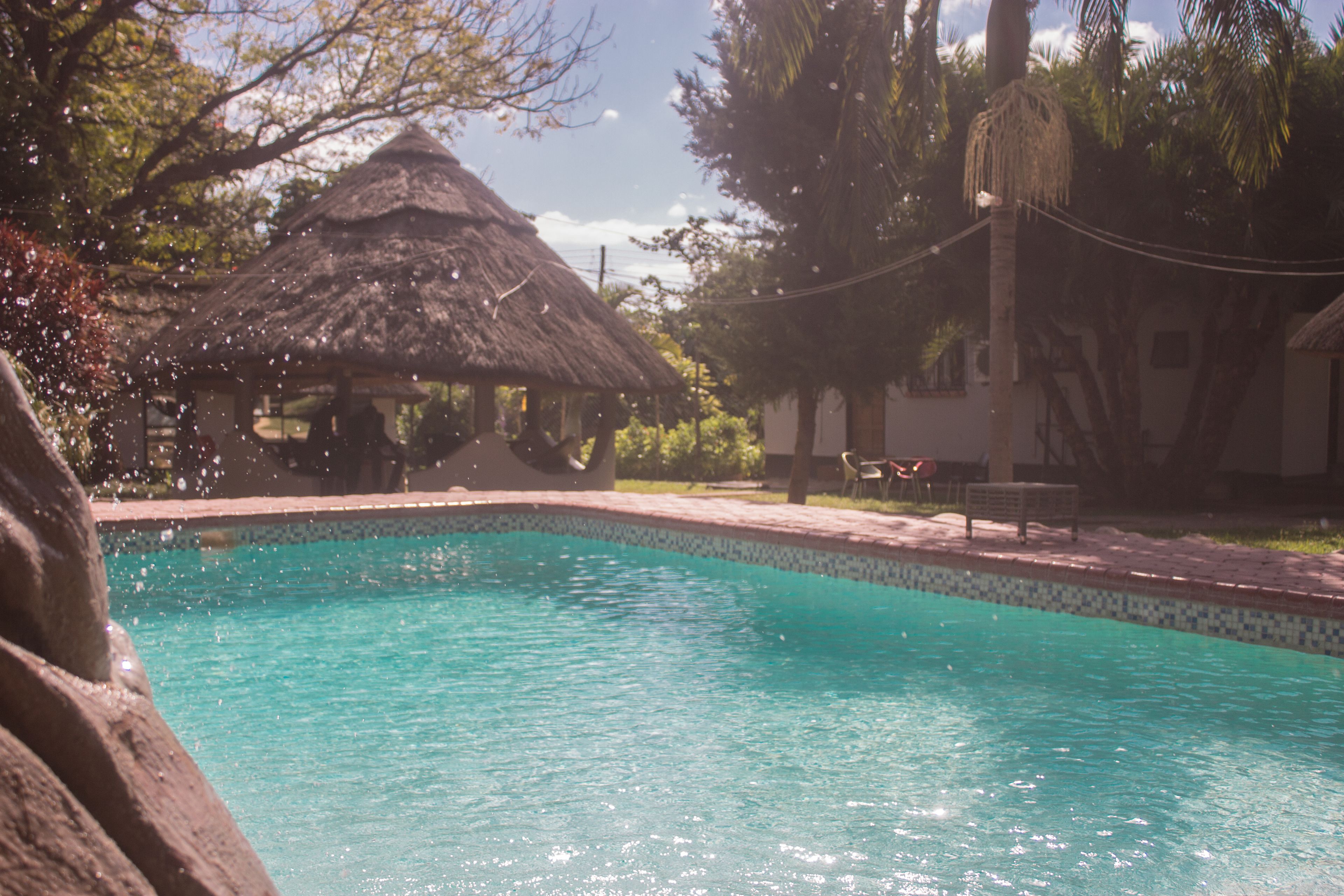 Kolam renang outdoor, dengan kursi berjemur