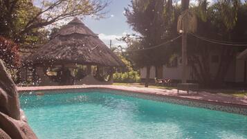 Kolam renang outdoor, dengan kursi berjemur